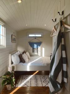 ein Schlafzimmer mit einem großen Bett in einem Zimmer in der Unterkunft Meadow View Country Park in Horton + 18 Fotos