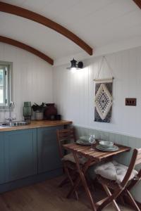 eine Küche mit Tisch und Stühlen und einer Spüle in der Unterkunft Meadow View Country Park in Horton