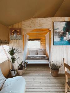 ein Schlafzimmer mit einem Bett in einem Zimmer in der Unterkunft Meadow View Country Park in Horton