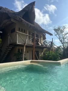 eine Villa mit einem Swimmingpool vor einem Haus in der Unterkunft Casa Siddhartha in Mazunte + 24 Fotos