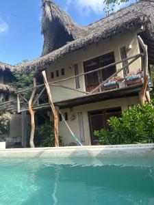 マスンテにあるCasa Siddharthaの正面にプールがある家 +22枚の写真