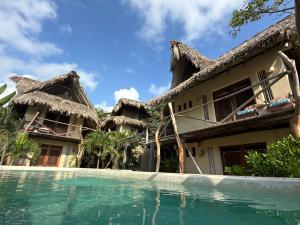 ein Haus mit einem Swimmingpool davor in der Unterkunft Casa Siddhartha in Mazunte