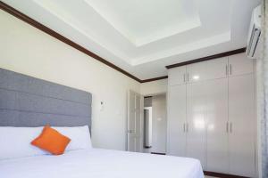 Ένα ή περισσότερα κρεβάτια σε δωμάτιο στο St Silas 3bd 2 by ZenBreak