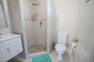 Ένα μπάνιο στο St Silas 3bd 2 by ZenBreak