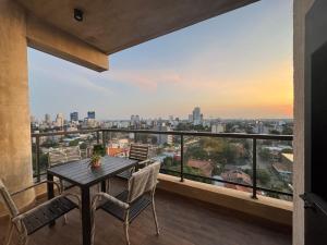 A balcony or terrace at Modern 2 Br Apt In Las Lomas Close To Shop Del Sol