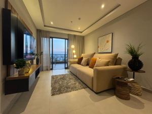 A television and/or entertainment centre at Modern 2 Br Apt In Las Lomas Close To Shop Del Sol