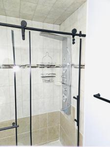 Φωτογραφία από το άλμπουμ του Home away from home 5 minutes away EWR Airport στην Ελίζαμπεθ