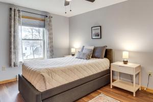 Postel nebo postele na pokoji v ubytování Hot Tub Soaks! Family Home 6 Mi to Big Boulder Mtn