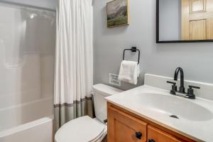 Koupelna v ubytování Hot Tub Soaks! Family Home 6 Mi to Big Boulder Mtn + 30 fotografií