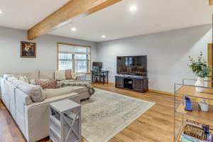 TV a/nebo společenská místnost v ubytování Hot Tub Soaks! Family Home 6 Mi to Big Boulder Mtn