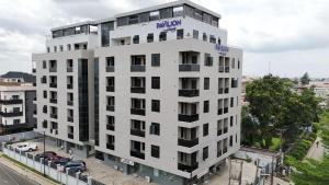 Un edificio blanco con un cartel encima. en Pavilion Heights, en Lagos