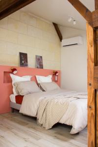 A bed or beds in a room at La Bûcherie - Appartement cœur de ville classé 3 étoiles