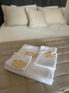 twee handdoeken zittend op een bed bij Georgia Suites in Lyubimets