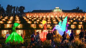 波茨坦Holiday Inn - the niu, Amity Potsdam by IHG的一群人站在建筑物前放风筝