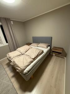 una piccola camera da letto con un letto in una stanza di Langhaugen a Kabelvåg Altre 6 foto