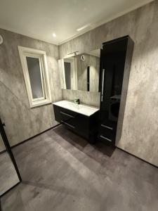 un bagno con lavandino e specchio di Langhaugen a Kabelvåg