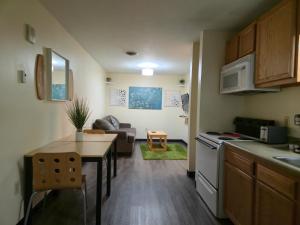 Kuchyň nebo kuchyňský kout v ubytování Stay Pittsburgh + 31 fotografií