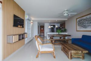 ein Wohnzimmer mit einem blauen Sofa und einem Tisch in der Unterkunft SkyMar Luxury 27 in Cartagena de Indias