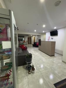 阿亚库乔Hotel Rodilla的客厅中间设有沙发