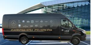 une camionnette noire garée devant un immeuble dans l'établissement Sadot Hotel Ben Gurion Airport - an Atlas Boutique Hotel, à Assaf Harofeh