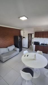 una mesa blanca y sillas en la sala de estar. en Fresco y luminoso 10, en Posadas 11 fotos más