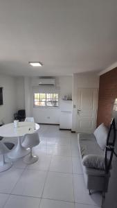 una sala de estar con un sofá y una mesa en Fresco y luminoso 10, en Posadas