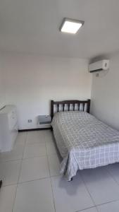 1 dormitorio con 1 cama y suelo de baldosa blanca en Fresco y luminoso 10, en Posadas