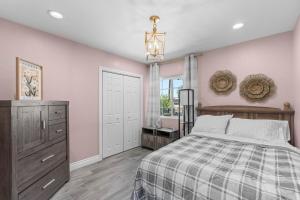 Ένα ή περισσότερα κρεβάτια σε δωμάτιο στο Wonderful Home Near Claremont! With Amazing Backyard!