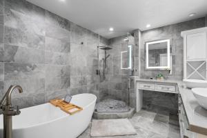 Ένα μπάνιο στο Wonderful Home Near Claremont! With Amazing Backyard! +38 φωτογραφίες