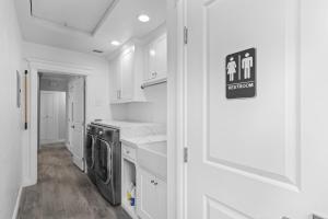 Η κουζίνα ή μικρή κουζίνα στο Wonderful Home Near Claremont! With Amazing Backyard!