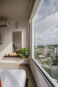 ein Fenster in einem Zimmer mit Stadtblick in der Unterkunft SkyMar Luxury 27 in Cartagena de Indias