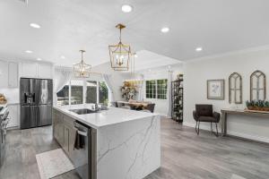 Η κουζίνα ή μικρή κουζίνα στο Wonderful Home Near Claremont! With Amazing Backyard!