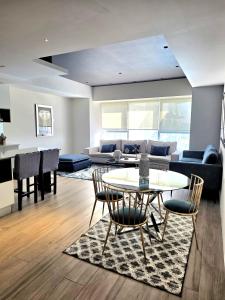 a living room with a table and chairs at Departamento Lobby 33 in Guadalajara
