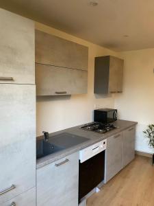 eine Küche mit Spüle und Herd in der Unterkunft Cosy appartement proche saint emilion in Le Fieu + 1 Foto