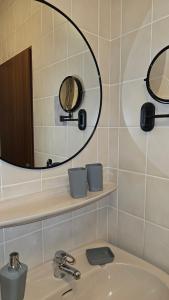 une salle de bain avec un lavabo et un miroir dans l'établissement Waldliebe, à Bad Sachsa