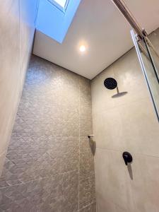 a bathroom with a shower with a ceiling at Habitat Ochentayuno in Medellín