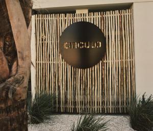 Un certificado, premio, cartel u otro documento en Hotel Circulo