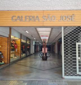 a store with a sign that reads gloria sao lose at Estúdio no centro de Friburgo in Nova Friburgo