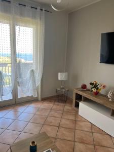 TV a/nebo společenská místnost v ubytování Appartamento Gardenie Vista Mare Relax