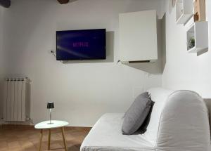 Μια τηλεόραση ή/και κέντρο ψυχαγωγίας στο Collerisana Apartment