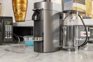 einem Mixer, der auf einer Theke neben einer Mikrowelle sitzt in der Unterkunft Spacious 1br Dallas Retreat Big Private Balcony in Dallas