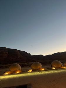 um grupo de cúpulas no deserto à noite em Malak rum camp em Wadi Rum mais 70 fotografias