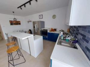 Kuchyň nebo kuchyňský kout v ubytování Central modern apartment