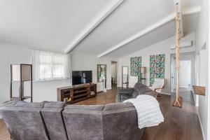 TV a/nebo společenská místnost v ubytování Longmont board games, beds, and boats - 4BR