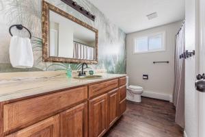 Koupelna v ubytování Longmont board games, beds, and boats - 4BR