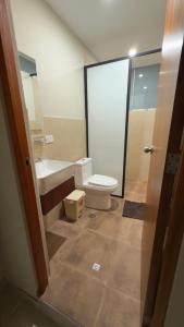 阿亚库乔Hotel Rodilla的带马桶和水槽的浴室