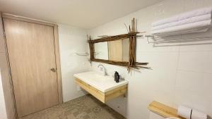 une salle de bain avec un lavabo, un miroir et des serviettes dans l'établissement Hotel Blue Cove by On vacation, à San Andrés
