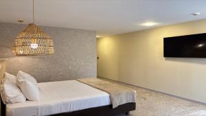 une chambre avec un lit et une télévision à écran plat dans l'établissement Hotel Blue Cove by On vacation, à San Andrés