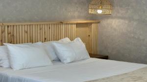 une chambre avec un lit avec des oreillers blancs dans l'établissement Hotel Blue Cove by On vacation, à San Andrés