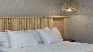 - une chambre avec un lit doté d'oreillers blancs et d'un lustre dans l'établissement Hotel Blue Cove by On vacation, à San Andrés 44 autres photos